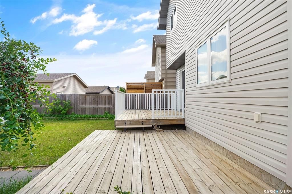 Stonebridge小区4房3卫独立屋出售。面对小学公园好景色。1464尺大空间开放式设计，枫木橱柜，不锈钢家电，收纳角柜，2 楼3个大卧室，主卧带独立洗手间。地下室完全装修有1房间1大活动厅。大后院带独立露台，双车库。另有中央空调，中央吸尘，加湿器，换风系统，垃圾粉碎机，前露 - 21