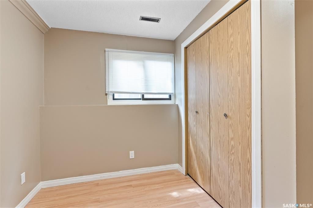 Sutherland小区4 房3卫联排出售。本地人业主，位置便利，近大学。连房子单车库外加一个室外车位。大窗户明亮，新不锈钢家电，新合成板地板和部分地毯，地下室完整装修有一房一厅一简易厨房水吧，另外带一独立露台。房屋近期更新，维护好。挂牌价格：$235000。 有意请联系地产经纪 - 21