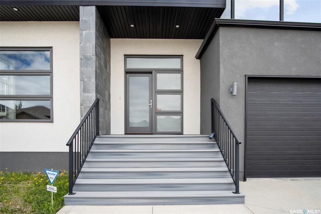 Rosewood小区2419尺现代风格2层独立屋出售。本地人业主，背靠公园绿地。3房3卫+1书房。顶级豪华装修：双向壁炉，软木地板，核桃木橱柜，大理石台面，全屋自动控制系统，主卧带5片豪华洗手间，二楼外加655尺超大阳台。位于小区最佳街区之一。挂牌价格：$829900。 有意请联 - 8