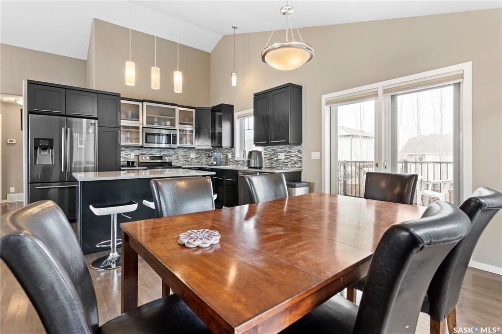 Willowgrove小区Royalty建商2009年建1324尺错层4室3卫独立屋出售。安静内街，步行近公园，学校，购物。高档装修配置：挑高层高，实木地板，厨房大理石台面升级橱柜搭配背景墙砖，不锈钢家电，新冰箱。超大主卧带步入式衣柜，豪华洗手间带按摩浴缸。半地下室大窗户专业装修 - 9