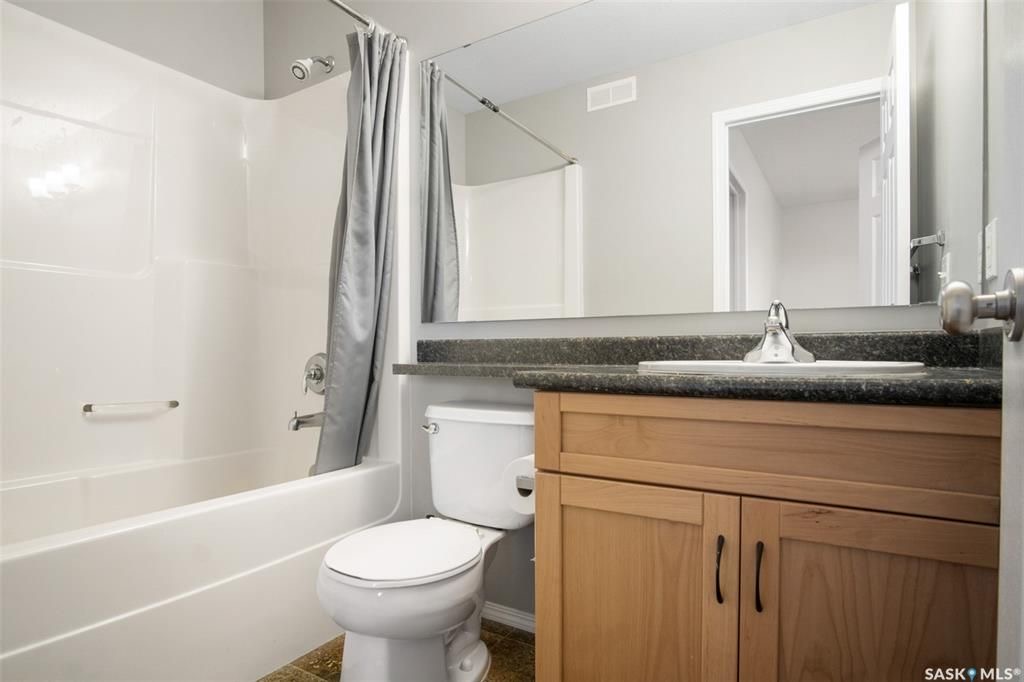 Willowgrove小学边3房4卫联排出售。步行至百年高中，公园超市购物，封闭小区1330尺，2007年建，保养如新。一楼大厅实木地板，枫木橱柜大厨房，2 楼两个大卧室各自带独立洗手间，地下室装修一房一厅一卫。另有一车库一车位。挂牌价格 $329900。详情联系Royal Le - 18