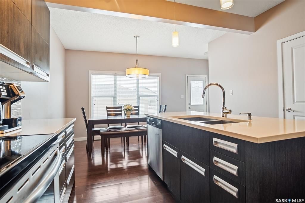 Stonebridge小区面对学校公园，4房4卫双拼屋出售！没有物业费！双车库，独立小院，高档装修。9尺层高，实木地板，理石台面，主卧带独立洗手间，地下室装修有一房一厅一卫。带中央空调换风系统。房屋状况新保养好。挂牌价格：$399000。详情请联系地产经纪Gary Gai 盖王睿 - 7