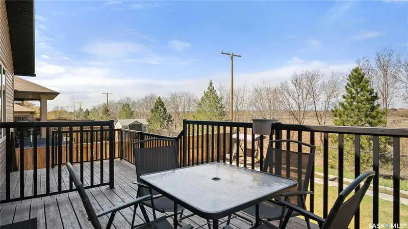 Willowgrove小区1676尺5房3卫错层独立屋出售，绝佳路段背靠农地美景，私密无遮挡视野，可赏极光。开放式设计，挑高尖顶，额外采光天窗，实木地板，大理石台面，主卧带步入衣柜独立洗手间带按摩浴缸，半地下室大窗户9尺层高，2房1超大活动厅。双车库带保温，大后院双层大露台。房屋 - 27