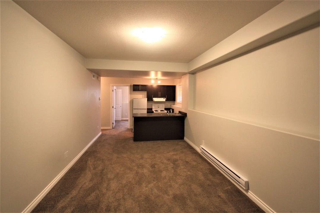 Stonebridge 小区1129尺错层独立屋含2室一厅合法出租地下室出售，实木地板装修，大理石台面，地下室有额外活动空间用于楼上房主使用，外加地下室合法出租套间，独立出入，分开两点表等设备。房子状况如新。挂牌价格：$435000。详情请联系地产经纪Gary Gai 盖王睿 3 - 7