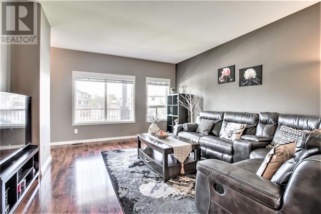 Willowgrove小区 2012年建，3房3全卫联排出售，位置便利，步行100米至小学，公园，也可步行至附近购物和Centennial Collegiate和St Joseph high school高中。安静路段，远离工地和公寓楼，一手房主保养佳，多窗户，大院子，一楼9尺高 - 4