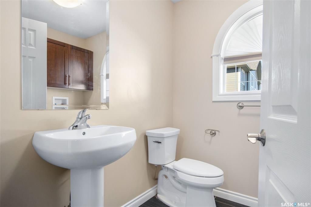 Stonebridge小区4房4卫翻新升级联排出售。近1500尺超大面积，步行至周围小学，公园，购物。大厅12尺挑高，全屋大部分全新换合成板地板，全屋全新刷漆，厨房枫木橱柜大理石台面，楼上3个大卧室，主卧带步入式衣柜和独立洗手间，半地下室完全装修好一房间/活动厅，大窗户外加洗手间 - 14