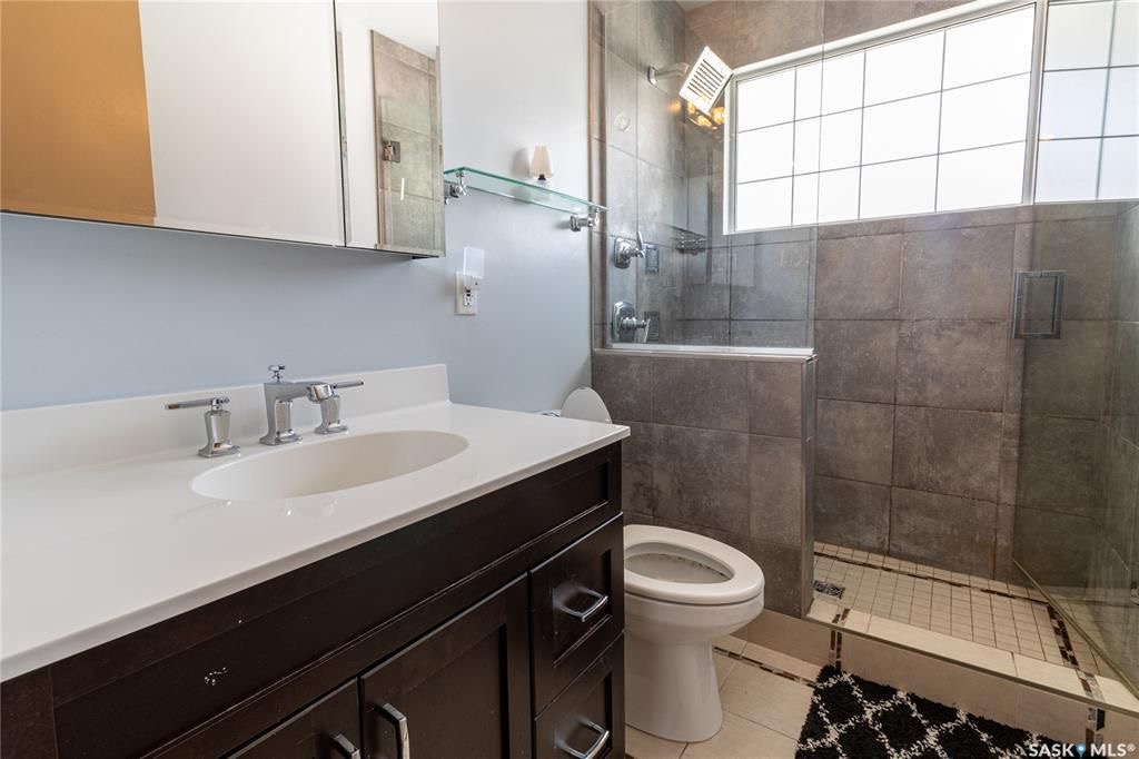 核心路段5房2卫大地双车库独立屋出售。步行百米至8街Greystone小学公园，8街Superstore购物。房屋近期升级有：PVC 窗户，合成木地板，橱柜，洗手间，热水器，屋顶瓦片。 地下室有独立出入，大窗户2房1厅1卫。水吧台带mini炉灶。可自住或投资出租。挂牌价格：$35 - 12