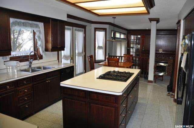 近1万尺超大地块，Erindale小区最佳路段，安静私密。前样板间，2123尺两层独立屋出售。4房4卫。功能性极好格局，双客厅，双餐厅（含正餐厅）。9-10尺层高。主卧洗手间带按摩浴缸。地下室完整装修有一厅一房一洗手间。可步行至小学，公园等。挂牌价格：$499000。 - 5