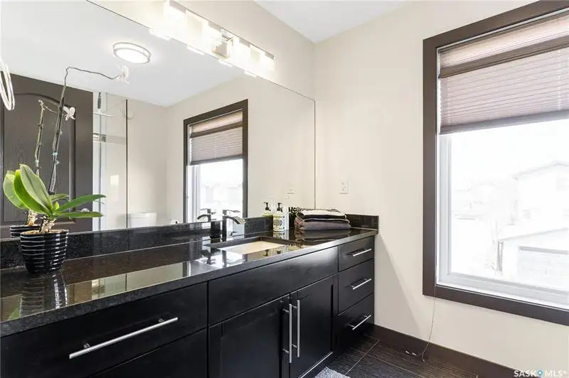 Willowgrove小区Blackrock建筑商两层4房4卫独立屋出售。位于小区安静私密钥匙扣路段，近小学，公园，购物。高档装修，三层窗户，实木地板，天然气石头装饰壁炉，枫木厨房大理石台面，升级洁具。二楼外加多功能厅。主卧带步入衣柜，豪华装修洗手间。地下室装修有一房一活动厅一卫 - 20