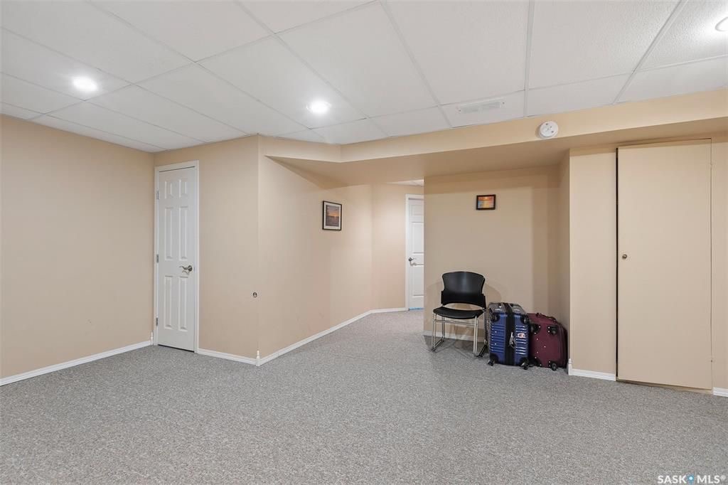 Erindale小区核心地段3室联排出售。本地人业主。步行百米至两所高中（百年高中，St Joseph），两所小学(Dr. John G. Egnatoff School and Catholic Father Robinson school)，附近商圈。房屋保养极佳，朝南大窗户 - 13