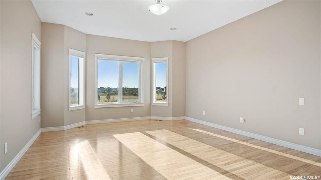 Willowgrove小区2317尺4房+1书房双层独立屋出售。位置极佳，背靠绿地和公园，两所小学，步行两所高中，周边交通便利，生活设施齐全。一层挑高9英尺，超大开放式大厅，带一个天然气壁炉。厨房枫木橱柜，花岗岩台面，储物空间充足，独立食物柜。一楼另带一间书房，也可作为卧室或正式 - 9