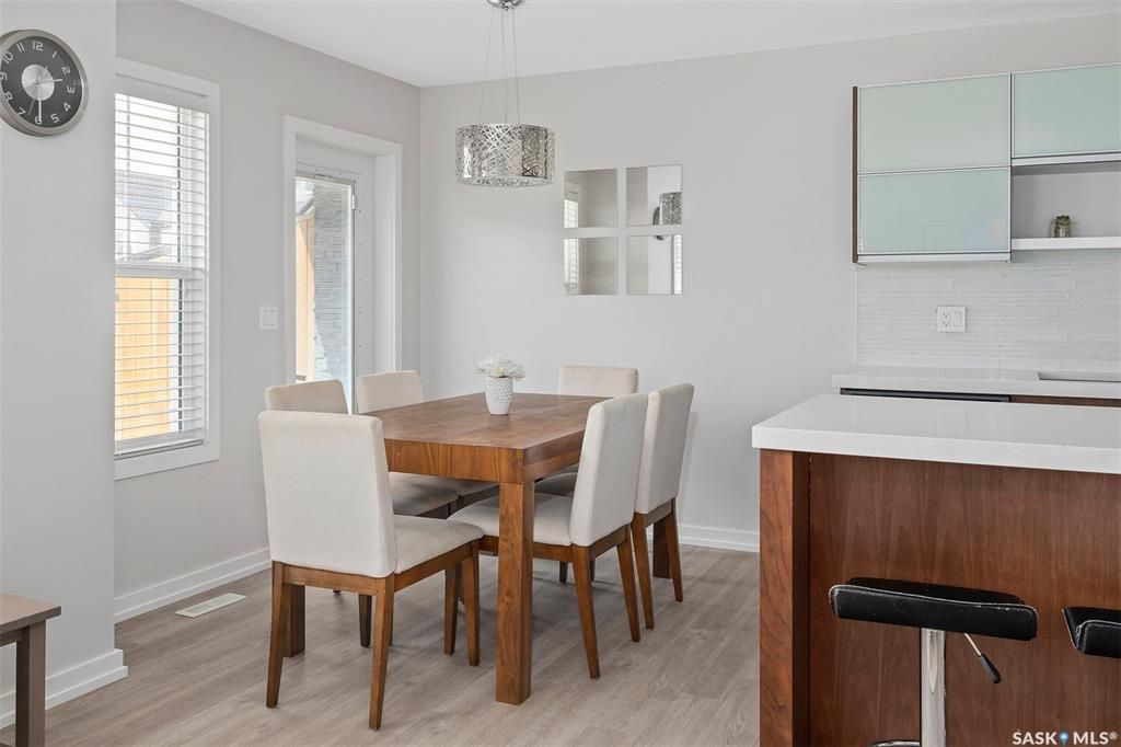 Willowgrove小区2012年建3房3卫1340尺安静边户联排别墅出售。地理位置安静私密，面朝农田美景，主卧窗户可赏北极光。房屋年代新，整体保养好。交通便利，可步行至两所小学和公园，近百年高中，近购物中心。一楼多窗户自然光充足，客厅宽敞明亮。新换地板，理石台面，纽约现代风橱 - 14