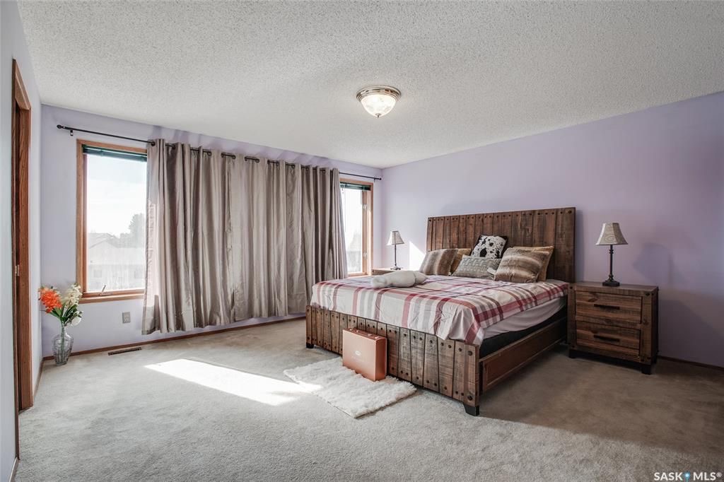 Lakeview小区最佳路段安静私密且便利，步行至近小学。2530尺独立屋占地近11375尺 出售。4房3卫，3个大厅/活动空间，2个餐厅，二楼有4个卧室，地下室10尺层高。大量更新升级：厨房，锅炉，不锈钢家电，瓦片等等。挂牌价格 $569000。联系地产经纪Gary Gai - 8