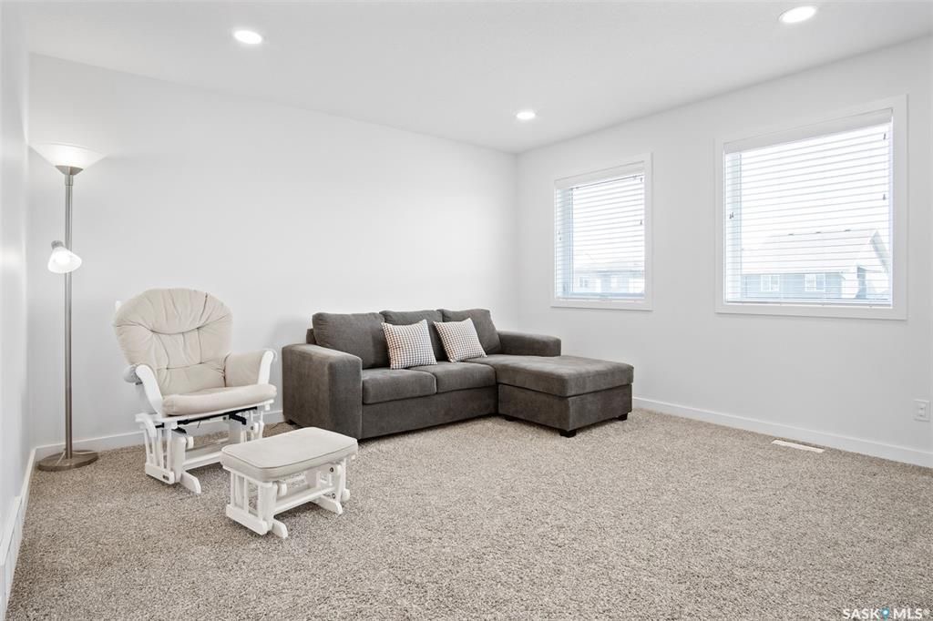 Brighton小区2019年建近2000尺4房4卫独立屋出售！院子私密不靠邻居，步行至公园，购物，及未来规划小学。1 楼9尺层高，带独立书房，开放式设计客厅带壁炉，厨房大理石台面，背景砖，高级不锈钢家电，带独立角柜。大窗户好朝向好彩光。二楼3个大卧室外加超大多功能厅，大主卧带步 - 26