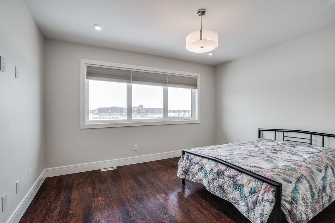 1528尺4房4卫独立屋步行100米至Evergreen小学。地下室1房1厅1卫1吧台带独立出入口。独立院子，超大尺寸双车库。高品质高档装修（加高层高，多窗户，大理石台面，大洗手间带冲浪浴缸。挂牌价格 $399000。详情联系地产经纪Gary Gai 盖王睿 - 6