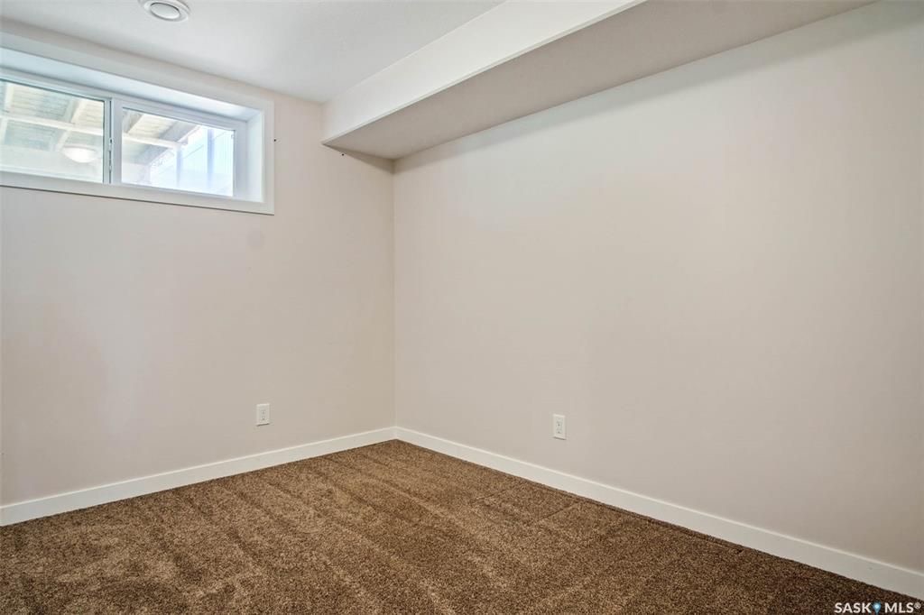 Holliston小区核心区域2012年建1625尺5房4卫半独立屋出售，步行可至学校,公园,8街购物。绝佳拐角边户，带双车库外加双车位，多窗户采光好。一楼9尺层高，双厅带实木地板，厨房大理石台面，枫木橱柜，不锈钢家电。二楼三个大卧室，主卧带独立洗手间全大理石洗手台面。地下室有独 - 22