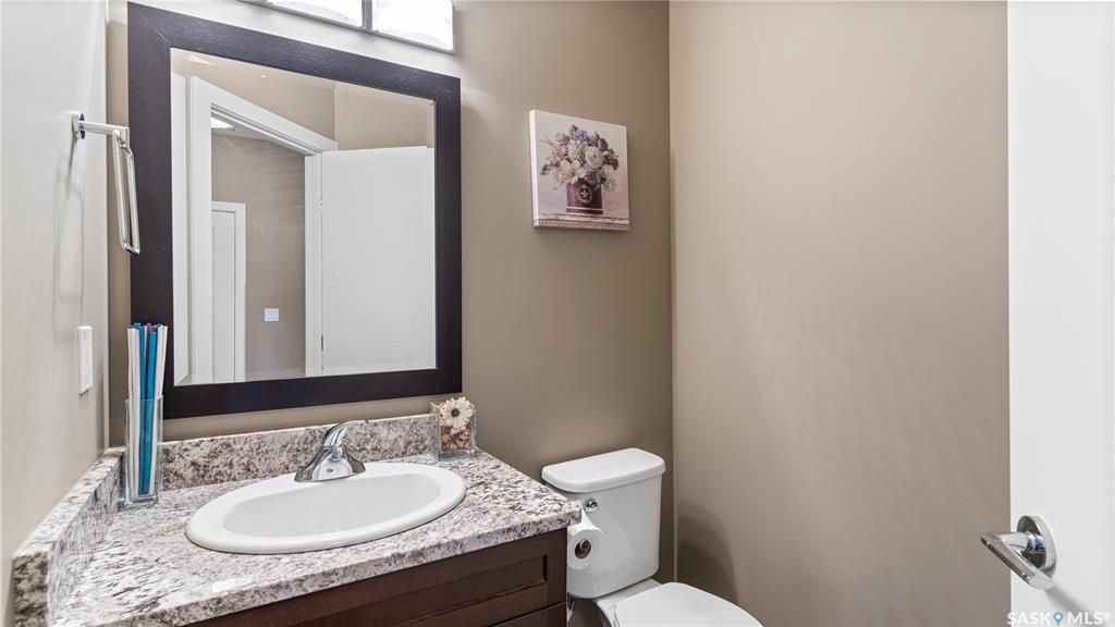 Willowgrove小区3房3卫，连体车库外加双车位，独立后院，联排出售。本地知名建商Riverbend，房屋保养如新。一楼9尺层高，高级复合地板，大理石台面，不锈钢家电。二楼3房2卫。主卧带独立洗手间和步入衣柜。地下室带2个窗户，未装修。后院另有独立带顶露台。位置步行至小学， - 11