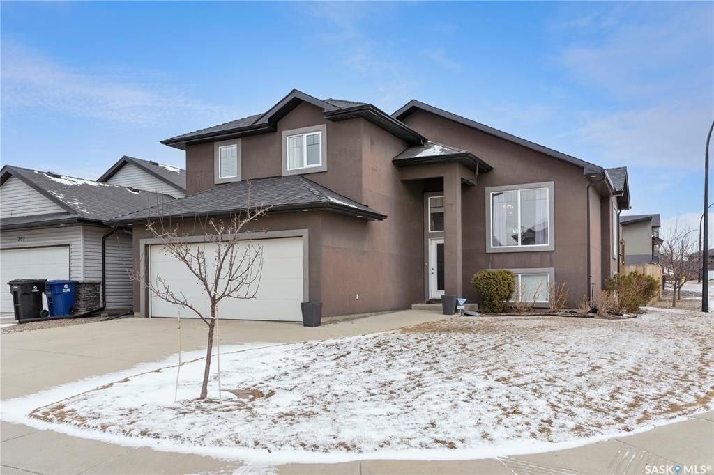 Willowgrove小区Royalty建商2010年建1284尺错层4室3卫独立屋出售。步行近公园，学校，购物。高档装修配置：挑高层高，实木地板，厨房大理石台面升级橱柜搭配背景墙砖，不锈钢家电。超大主卧带步入式衣柜，豪华洗手间全墙贴砖，带按摩浴缸。半地下室大窗户专业装修有1房1 - 4