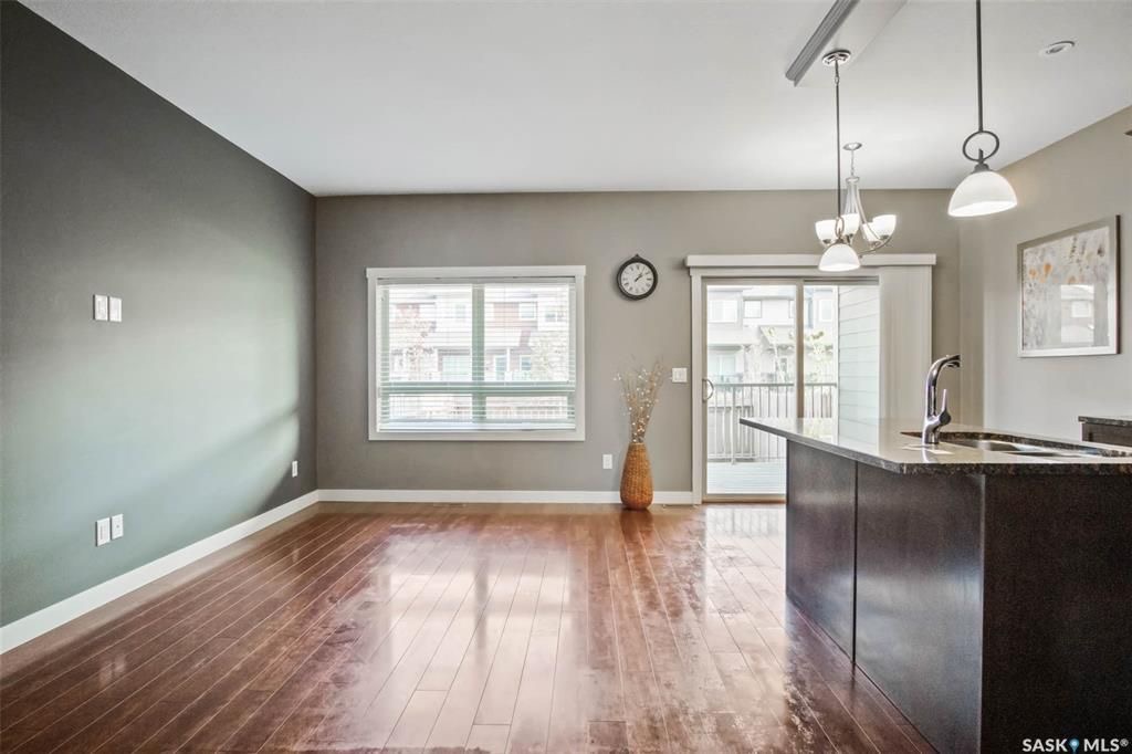 Willowgrove小区2013年建1360尺3房3卫联排别墅出售。房屋年代新，高档社区，整体保养得当。交通便利，可步行至两所学校和公园，近购物中心。一楼朝阳自然光充足，客厅宽敞明亮。一层9英尺挑高，高级复合板地板，全花岗岩台面，枫木橱柜，厨房设备齐全。二楼洗衣房，主卧带洗手间 - 4