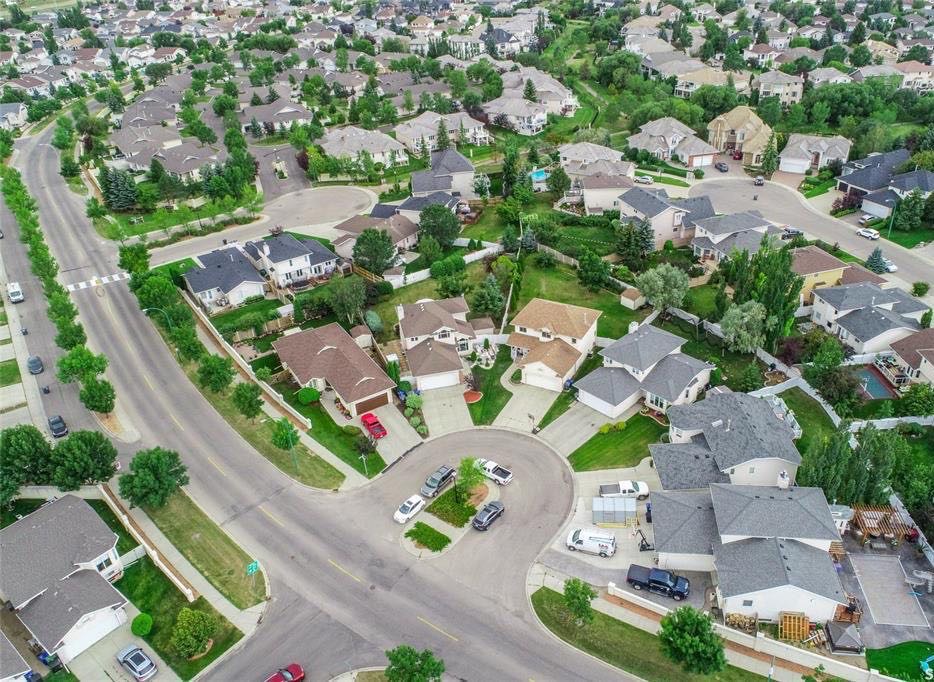 Arbor Creek小区 稀缺过1万尺地块two storey独立屋出售。扇形超大尺寸私密后院。 5房4卫，一楼挑高顶，明亮大窗，双客厅双餐厅，新地板，厨房新理石台面，新不锈钢家电，二楼三个大房间主卧含独立洗手间。地下室完全装好有大家庭厅外加额外两房和一洗手间。新锅炉，新热水器 - 4