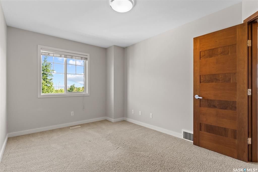 Willowgrove小区多窗大边户1340尺 3房3卫地下室装修安静联排出售。2013年建，步行至小学，购物，公园。背靠私密绿地，好采光，高档装修，新换地板，大理石台面，现代橱柜，不锈钢家电。全新刷漆。二楼3个大房间尺寸足，洗手间带天窗好采光。地下室完全装修有一个大家庭厅一个独 - 18