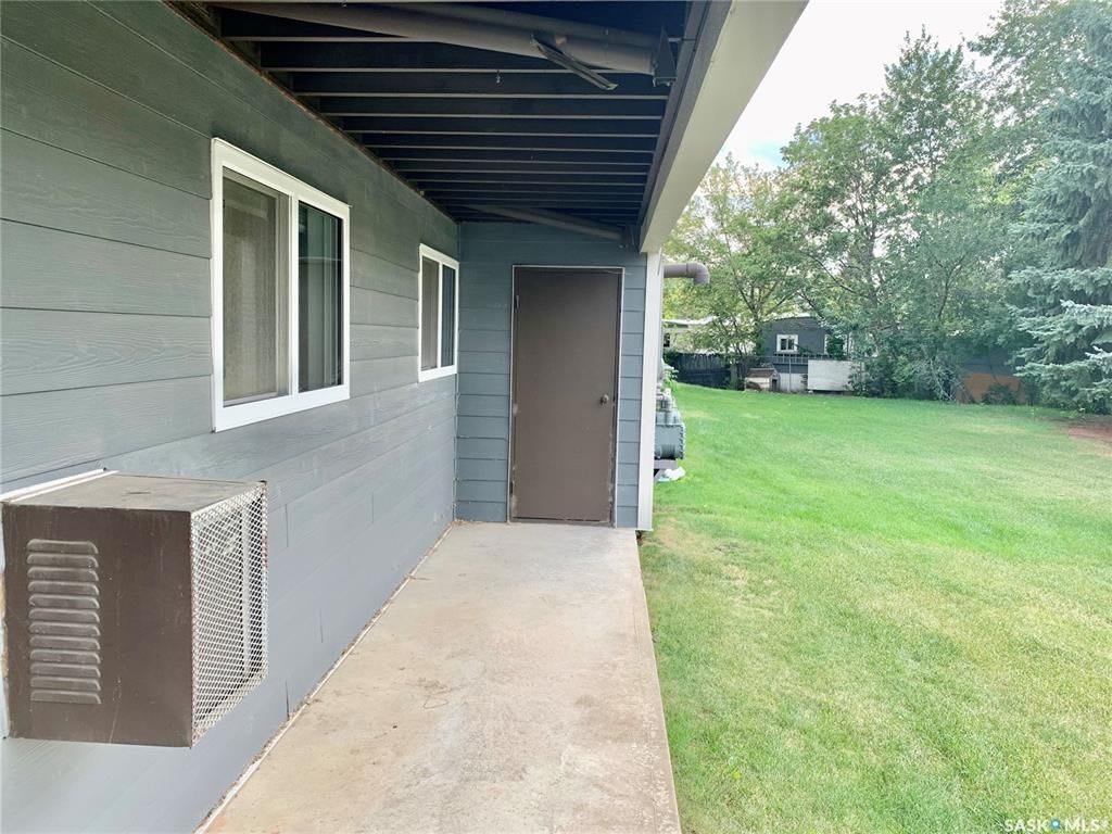 FOREST GROVE小区890 尺2室1卫公寓出售。位于离大学最近的区域之一，步行百米内至小学，步行至高中，近公园，商圈，且公交线路发达，交通便利。两间大尺寸卧室，各带大衣橱。一层公寓，含阳台，阳台外即草坪绿地，阳台带一储物间。一个地上车位，独立洗衣烘干机。挂牌价格：$115 - 4