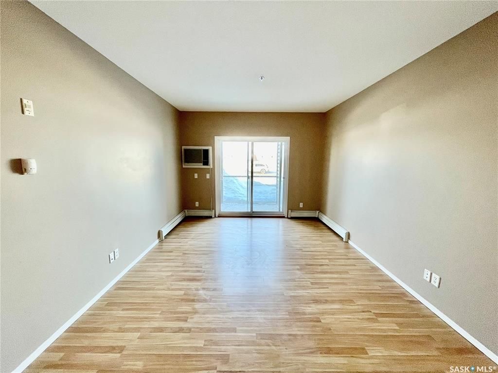 University Heights小区1000尺2房2卫高档公寓出售。2004年建，带1车库1车位。挑高层高，带独立阳台储物间，全新刷漆。楼内有健身房会议室。步行至百年高中，小学，公园，购物超市。挂牌价格 $199,900。详情联系地产经纪Gary Gai 盖王睿 306341 - 5