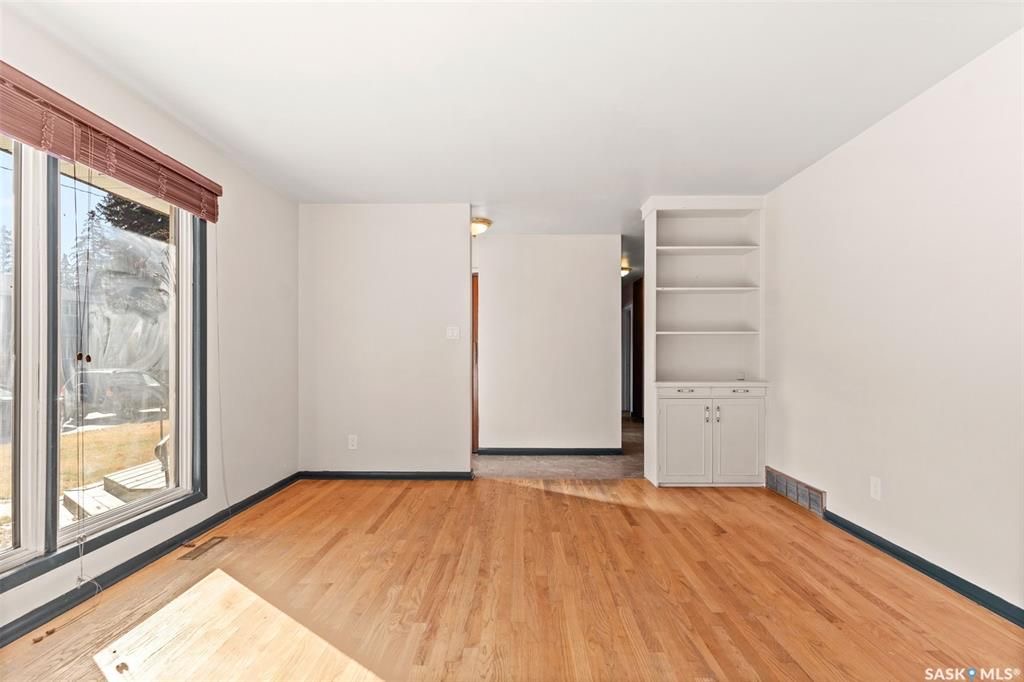 绝佳好位置Greystone Heights小区，步行至大学，8街购物等设施。大尺寸1310尺4房4卫平层独立屋出售。占地7326尺大地块，原橡木地板，客厅带天然气壁炉，好彩光，主卧带独立洗手间，地下室带独立出入口，完整装修有一个多功能厅带水吧台，独立书房，一个大窗户卧室，另有2 - 12