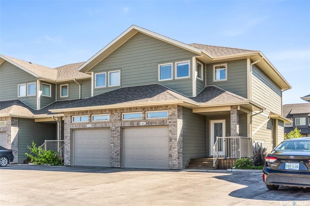 Willowgrove小区2013年建1360尺4房4卫联排别墅出售。房屋年代新，高档社区，整体保养得当。交通便利，可步行至两所学校和公园，近购物中心。房子是边户，一楼自然光充足，客厅宽敞明亮。一层9英尺挑高，高级复合板地板，全花岗岩台面，枫木橱柜，厨房设备齐全。二楼洗衣房，超大 - 4