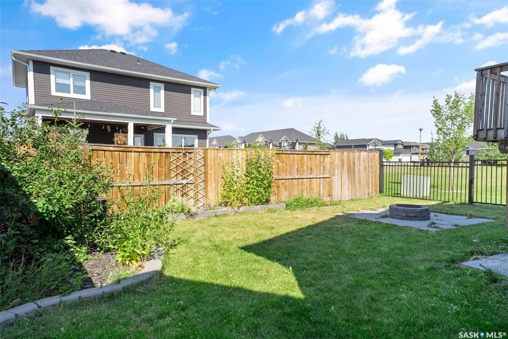 位于Stonebridge 小区紧靠公园绿地，近小学，购物设施，2015年建1249尺Bi Level错层独立屋5房3卫含2室一厅合法出租地下室，出售。 保养如新，大窗户采光好，高档装修，地下室有额外活动空间用于房主使用，外加地下室两房合法出租套间（独立出入，独立电表，独立厨房洗 - 30