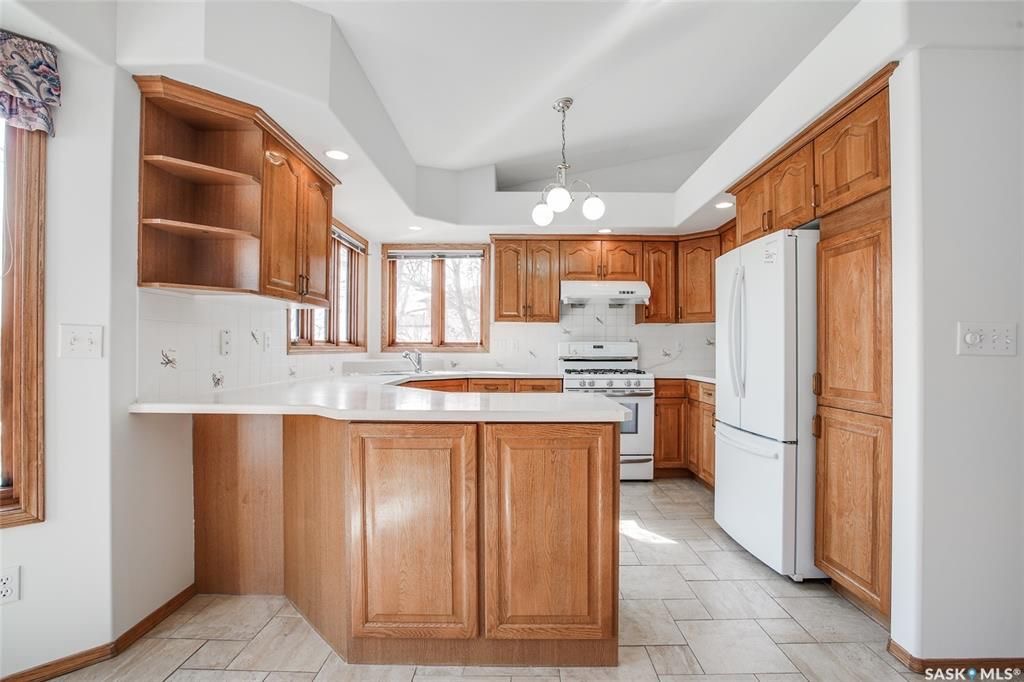 Erindale小区2125 尺湖景4房4卫另带1书房独立屋出售。主卧可欣赏John Avant小湖公园，近Father Robinson和Dr John G Egnatoff小学。保养极佳，升级更新有 不锈钢锅炉，部分新窗，新刷漆，车库门，热水器等。挑高顶设计。一层大书房 - 6