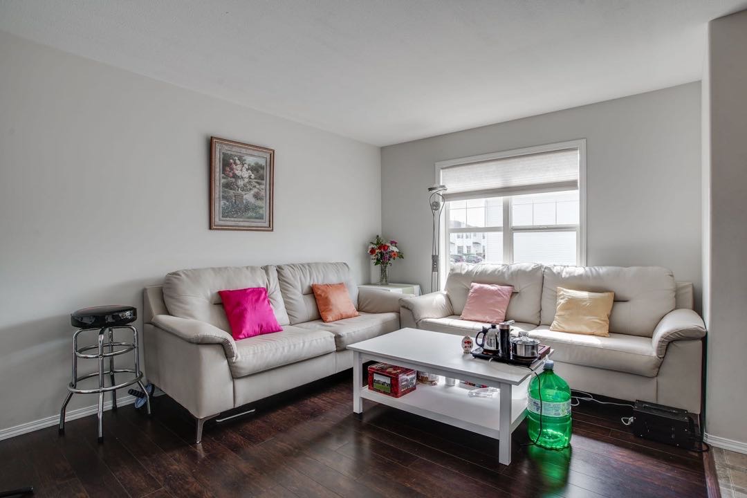 Lakewood小区3房2卫联排出租，2003年建，地下室完整装修有一大厅。边户，带私密独立露台。外带地上室外双车位。房屋状况新保养好。租金$1400/月包水，除雪除草。可含少量家具。一年起租约。不抽烟不养宠物。希望租客守法守信干净整洁。 - 3