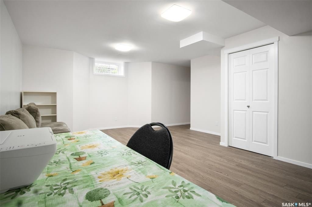 Willowgrove小学边3房4卫联排出售。步行至百年高中，公园超市购物，封闭小区1330尺，2007年建，保养如新。一楼大厅实木地板，枫木橱柜大厨房，2 楼两个大卧室各自带独立洗手间，地下室装修一房一厅一卫。另有一车库一车位。挂牌价格 $329900。详情联系Royal Le - 23