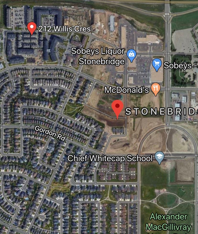 Stonebridge小区 1634 尺联排 4房4卫，安静边户，出售。大面积，挑高顶客厅，大窗户，厨房理石台面和不锈钢家电，主卧带独立洗手间。半地下室带大窗户。连房子单车库。步行可到小学，超市，公园。挂牌价格：$289000。详情请联系Royal LePage地产经纪Gary - 9