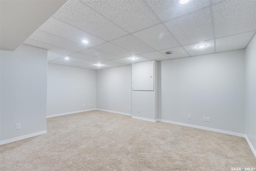 Briarwood小区1310尺边户联排出售3房3卫地下室装修有一多功能厅一洗手间。多窗户采光极好，更新地板，全新不锈钢家电，新欢换高效锅炉和热水器，带中央空调。安静边户（不靠街）多绿地。挂牌价格 $279000。详情联系地产经纪Gary Gai 盖王睿 3063413677 - 8