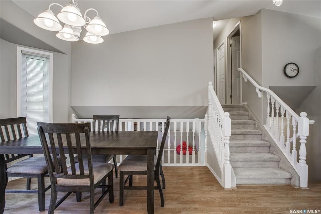 Lakeridge小区1995年建4房3卫3厅独立屋出售。尖顶挑高，3大卧室主卧带洗手间，半地下大活动厅，半地下大窗房间，私密大院子，双车库。保养佳，新刷漆。挂牌价格 $419000。详情联系地产经纪Gary Gai 盖王睿 3063413677 微信：gary3677 - 8