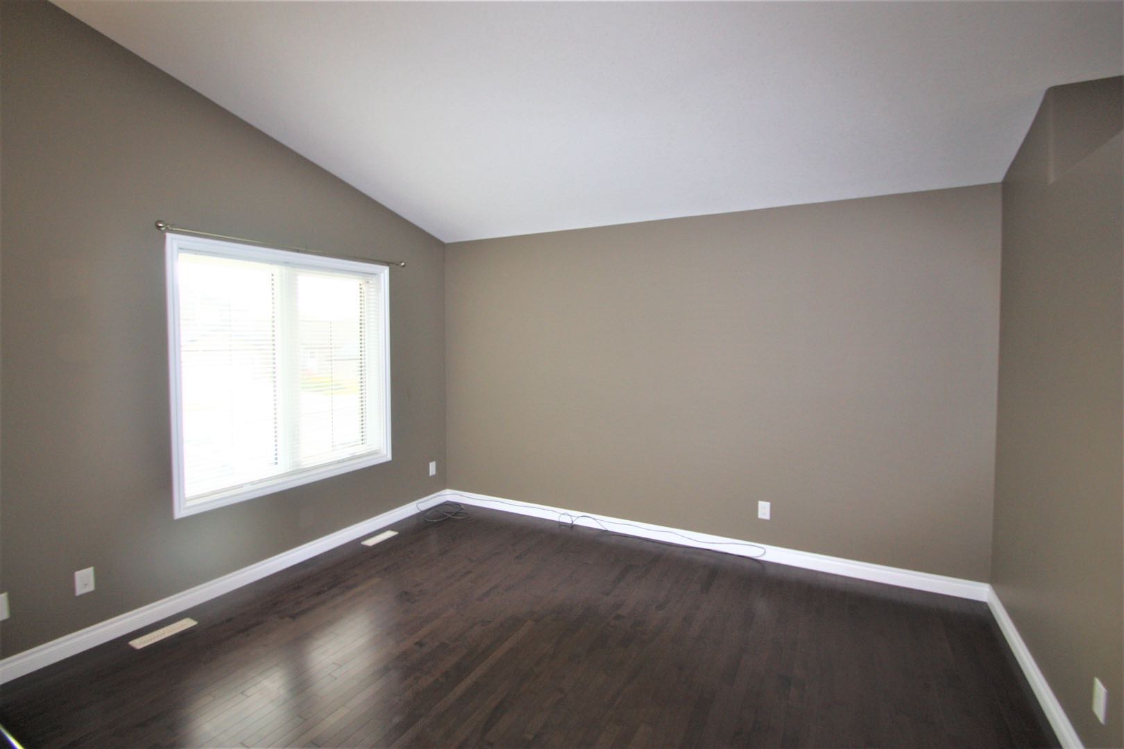 Stonebridge 小区1129尺错层独立屋含2室一厅合法出租地下室出售，实木地板装修，大理石台面，地下室有额外活动空间用于楼上房主使用，外加地下室合法出租套间，独立出入，分开两点表等设备。房子状况如新。挂牌价格：$435000。详情请联系地产经纪Gary Gai 盖王睿 3 - 4