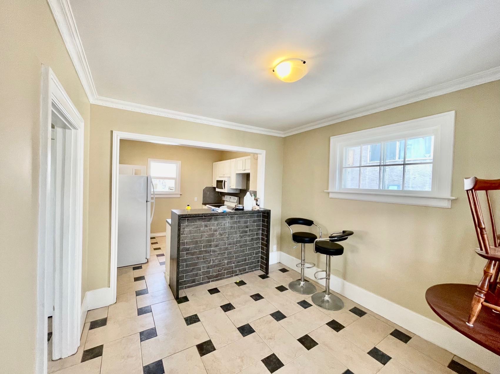 Caswell Hill小区1650尺独立屋出售。交通便利近downtown市中心，萨省理工学院，购物中心，公园等。近7500尺地块。实木地板，升级装修厨房，大客厅带天然气壁炉，二楼有三个卧室一个书房。主层另有独立出入一室一厅一厨一卫出租套间。地下室未装修。超大私密后院，有充足空 - 5