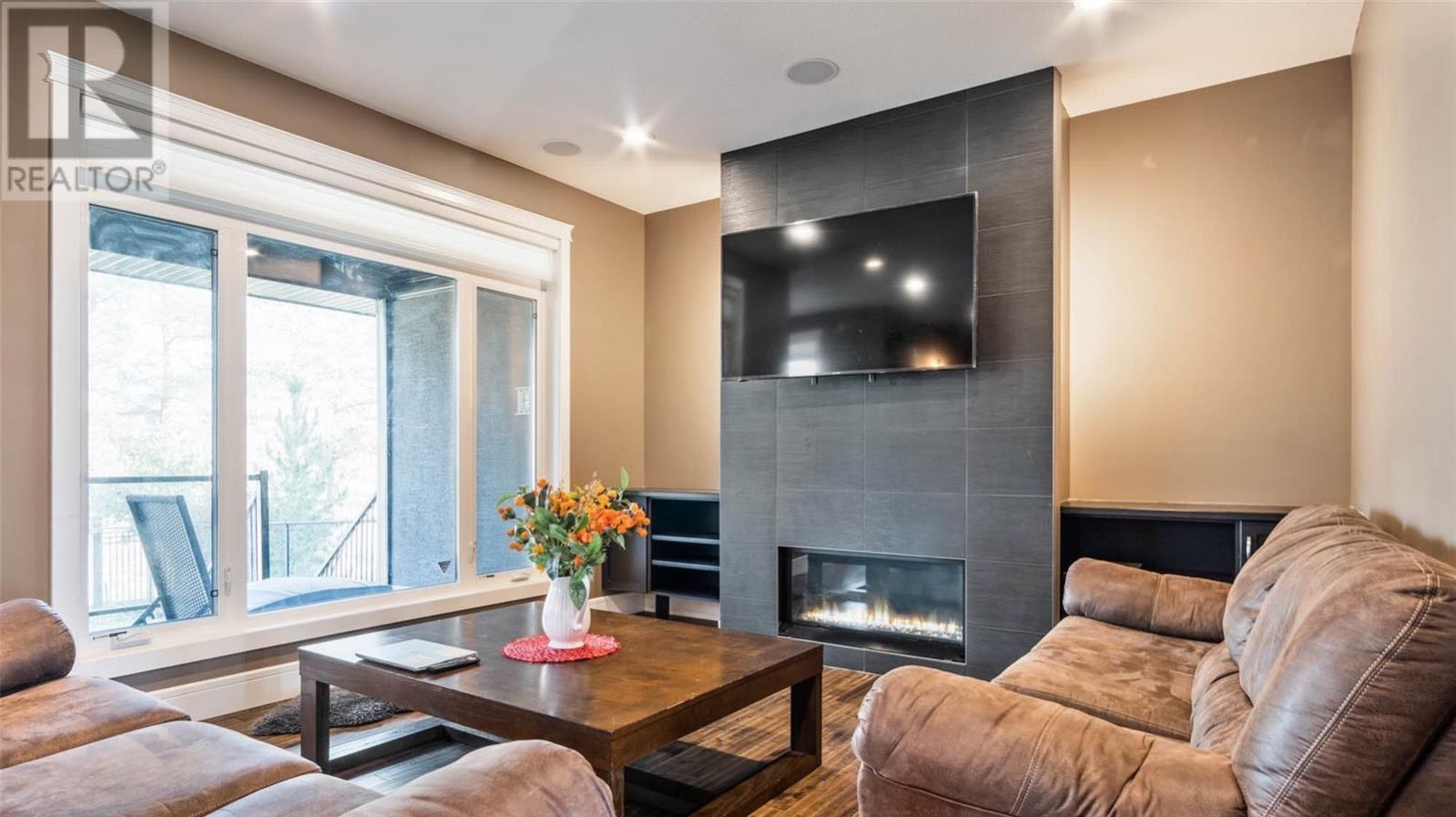 EVERGREEN小区2012年建2305尺5室4卫双层独立屋出售。位置极佳，背靠绿地公园。近学校，购物中心，交通便利。全屋高品质装修，中央空调，吸顶音响系统，实木地板，大窗户好风景。花岗岩台面，水晶花纹背板，带阻尼橱柜，餐厅宽敞明亮可以看到后院草地。一楼挑高9英尺，带独立书房/ - 5