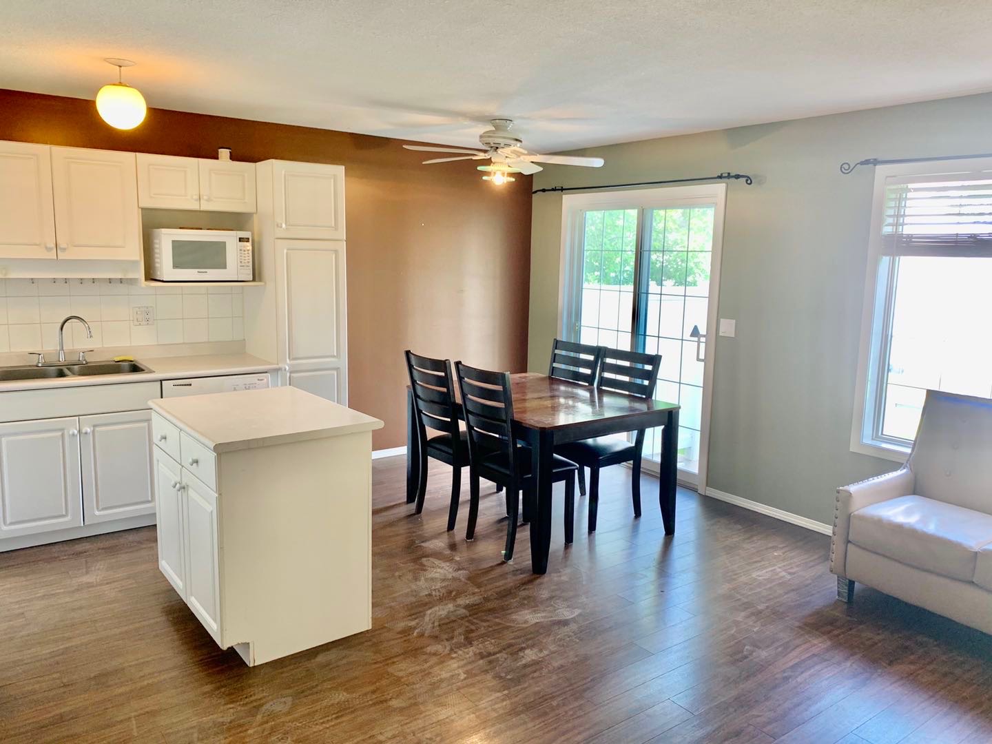 东北区步行到两高中两小学 Erindale小区 1200尺 3房2卫联排屋出租。带全套家具拎包入住。带一个停车库外加一个车位。地下室装修有一个活动室，包水，$1600/月  - 3