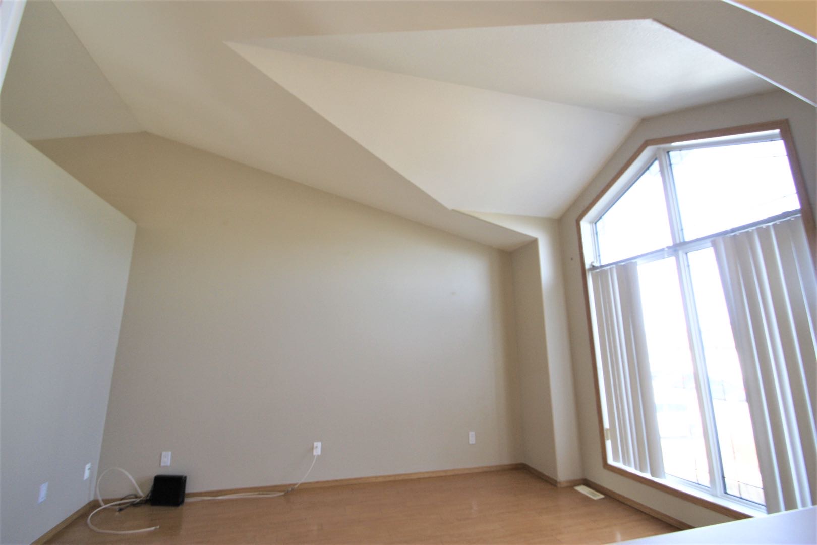 Silverspring 小区2002年1350尺错层独立屋整体出租，4房3卫（其中3房地面上，1房半地下）连房子双车库，不带家具，一年以上租约，$1750/月+水电气自付。 - 6