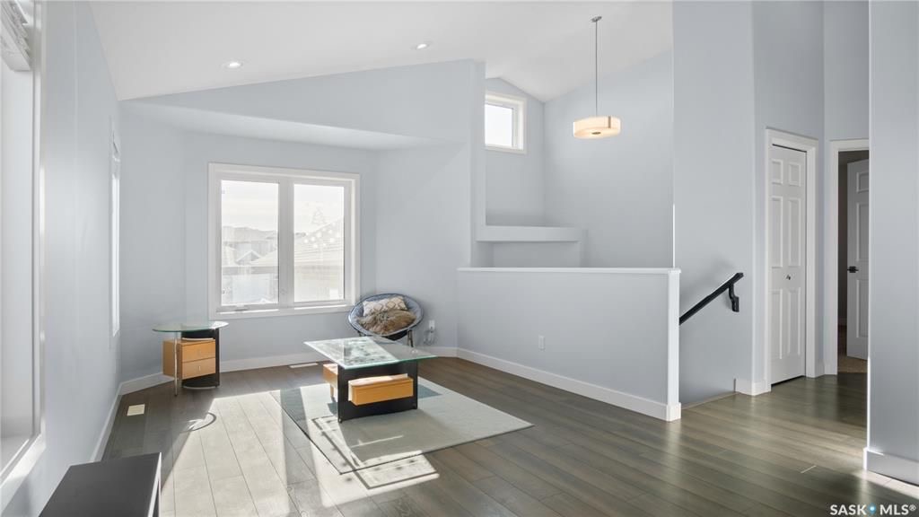 Stonebridge小区Fraser Homes建商1147尺错层独立屋，5房3卫，带半地下2室一厅一厨一卫独立出入合法出租套间出售。连房双车库，超大扇形地块，主层有尖顶调高天花板，合成木地板和瓷砖地板，大理石厨房台面。不锈钢家电。采光好，保养如新。挂牌价格：$499000。 - 4