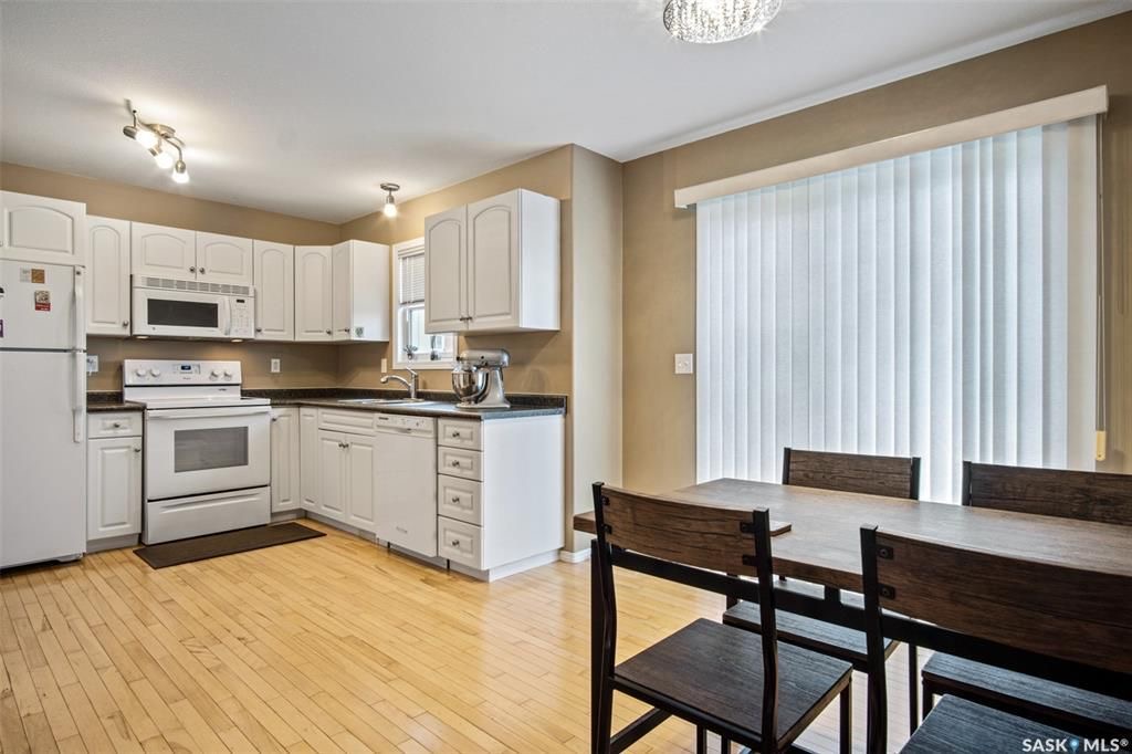 Lakewood小区2005年建3室2卫联排，1124尺。近公共交通，步行公园，超市购物。一楼实木地板，好采光，大尺寸客厅厨房。二楼三间大尺寸卧室，主卧带步入式衣橱。屋内储存空间巨大。地下室完全装修一个大家庭房和储物房。后院大露台，且不靠邻居私密性强。有中央空调，中央吸尘和较新锅 - 6