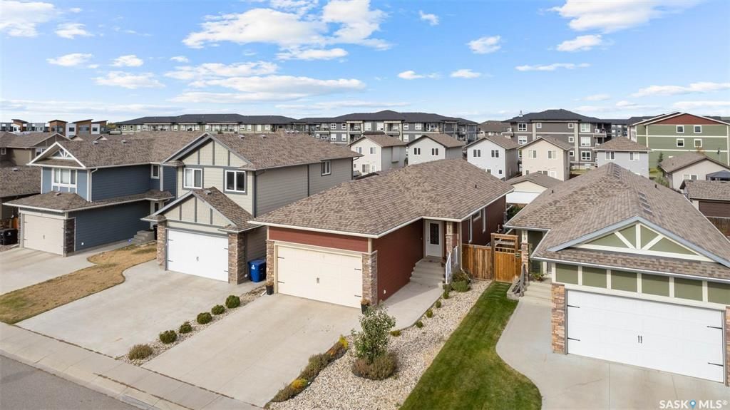 Stonebridge小区安静核心地段1144尺3房2卫平层独立屋出售。步行500米至两所小学，近公园，周边购物。2011年建一手房主保养如新。一楼调高层高，半开放设计，枫木橱柜，充足台面储物空间，2019年更换全新家电，三个大卧室主卧带独立洗手间双衣柜。私密后院有后巷，不紧靠邻 - 6