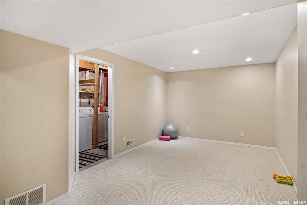 Lakewood小区2005年建3室2卫联排，1124尺。近公共交通，步行公园，超市购物。一楼实木地板，好采光，大尺寸客厅厨房。二楼三间大尺寸卧室，主卧带步入式衣橱。屋内储存空间巨大。地下室完全装修一个大家庭房和储物房。后院大露台，且不靠邻居私密性强。有中央空调，中央吸尘和较新锅 - 8