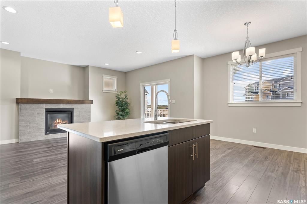 Warman临近高尔夫球场，2017年建1776尺3室3卫联排别墅出售。9ft挑高天花板，房屋保养好。一楼开放式设计，有一个壁炉，厨房带枫木带阻尼橱柜，石英石台面。二楼三间大面积房间，三个浴室和洗衣房。超大主卧带卫生间，装有多功能洗浴设备，双洗手台和步入式衣柜。地下室未装修，带大 - 11