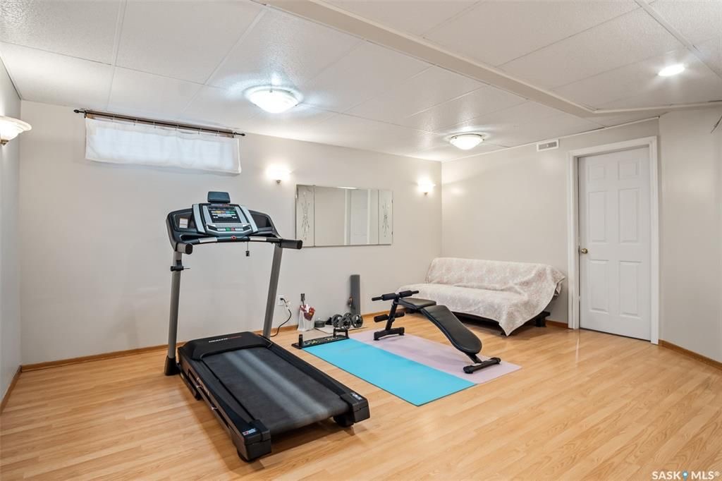 ERINDALE小区3室2卫1书房独立屋出售，1420尺。可以步行至两所小学以及两所高中。附近有商业区，购物方便。房屋保养好。一楼实木地板，开放式厨房，餐厅和一个带壁炉的家庭房。两间全尺寸卧室外加书房（可做卧室），地下室已装修，一个大家庭厅，一间卧室和一个洗手间。后院精心设计，大 - 8