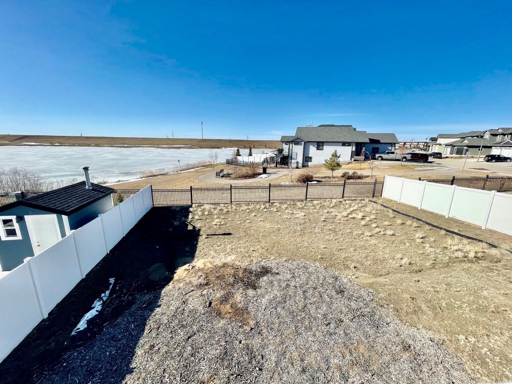 Stonebridge小区1386尺地下室步出式平层独立屋出售。8000尺大地朝南大院子，背靠公园湖景。2房+1书房+2洗手间。高档装修：9尺层高，实木地板，枫木橱柜，大理石台面，天然气壁炉。里面有一个免维护大露台。地下室未装修，后院未完成。步行可至小学，购物，大公园等。房屋年代 - 7