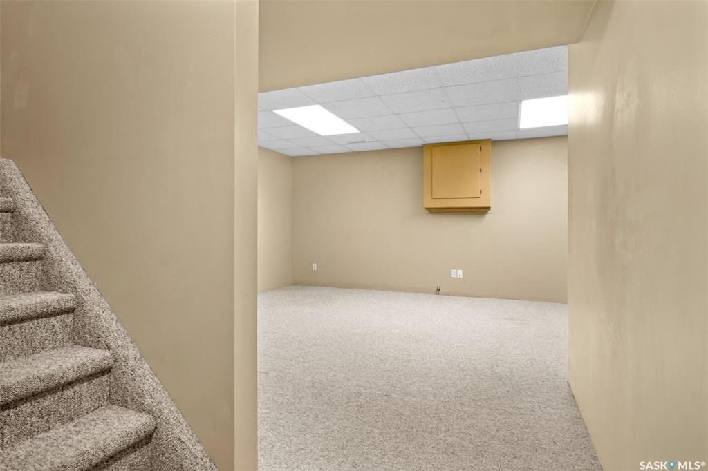 Erindale小区核心地段3室联排出售。1230尺，安静边户，多窗户，采光极好。步行百米至两所高中（百年高中，St Joseph），两所小学(Dr. John G. Egnatoff School and Catholic Father Robinson school)，附近商 - 18