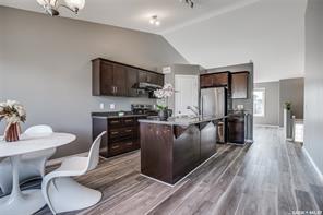 Willowgrove小区安静路段2010年建 5房3卫 bi level 错层独立屋出售。近两所小学。新装修地板，刷漆。挑高层高， 大窗户采光好。主卧带独立洗手间和步入式衣柜。地下室9尺层高，装修有两个大房间一个多功能厅一个洗手间等。挂牌价格 $459000。详情联系Gary - 7